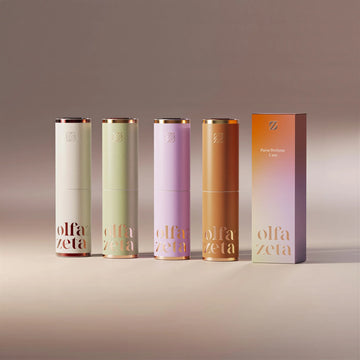 Étuis de poche 'Modern' Olfazeta by Chogan (crème, vert, lilas, terracotta) et leur coffret dégradé, fond brun chaud