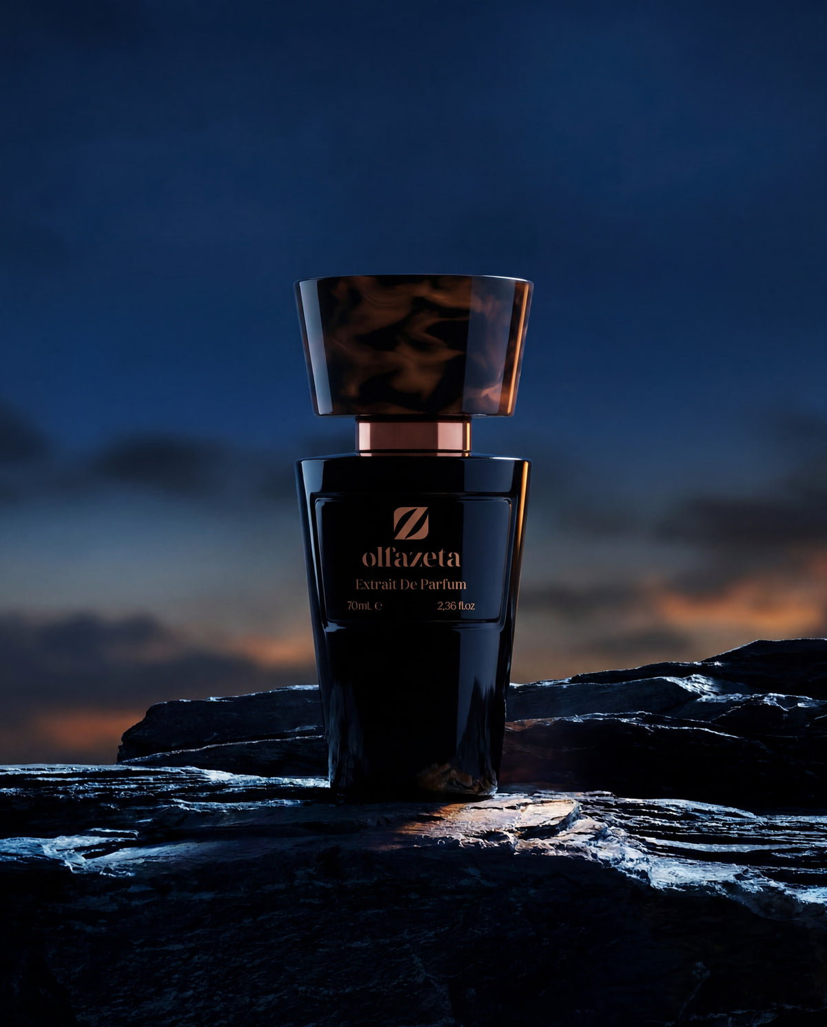 Flacon noir Olfazeta by Chogan Millésime N°03 posé sur des rochers sombres au crépuscule