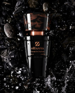 Flacon noir Olfazeta by Chogan Millésime N°44 sur galets noirs mouillés, éclaboussures d'eau