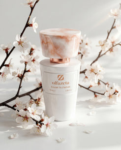 Flacon blanc Olfazeta by Chogan Millésime N°81 parmi des branches de fleurs de cerisier blanc et rose
