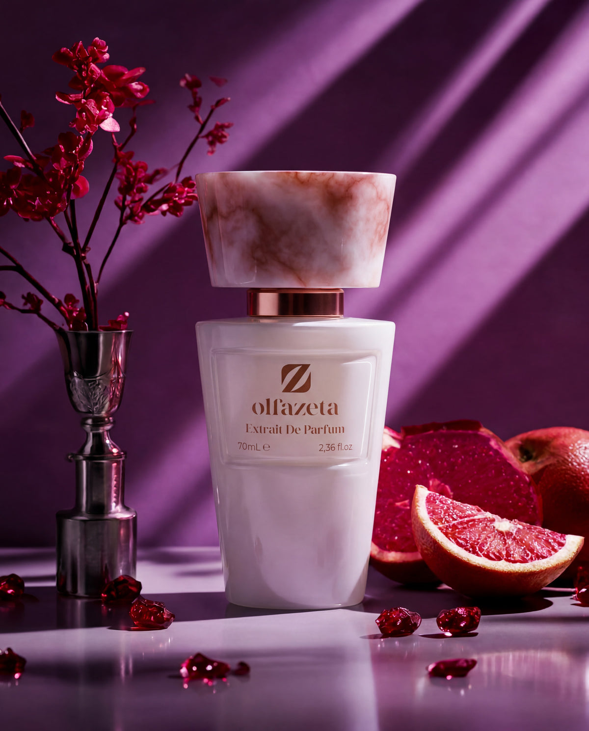 Flacon blanc Olfazeta by Chogan Millésime N°57 sur fond violet, pamplemousse rouge et vase argenté