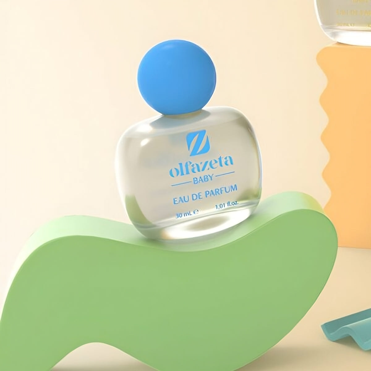 Prozirna bočica Olfazeta by Chogan Baby N°45, plavi čep, položena na pastelnozelenom valu