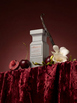 Flacon gris Olfazeta by Chogan Luxury N°111 sur velours grenat, cerises, freesias blancs et vanille