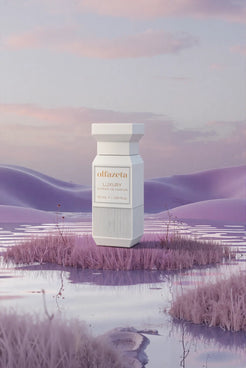 Flacon blanc Olfazeta by Chogan Luxury N°139 sur un îlot herbeux dans un marais mauve au crépuscule
